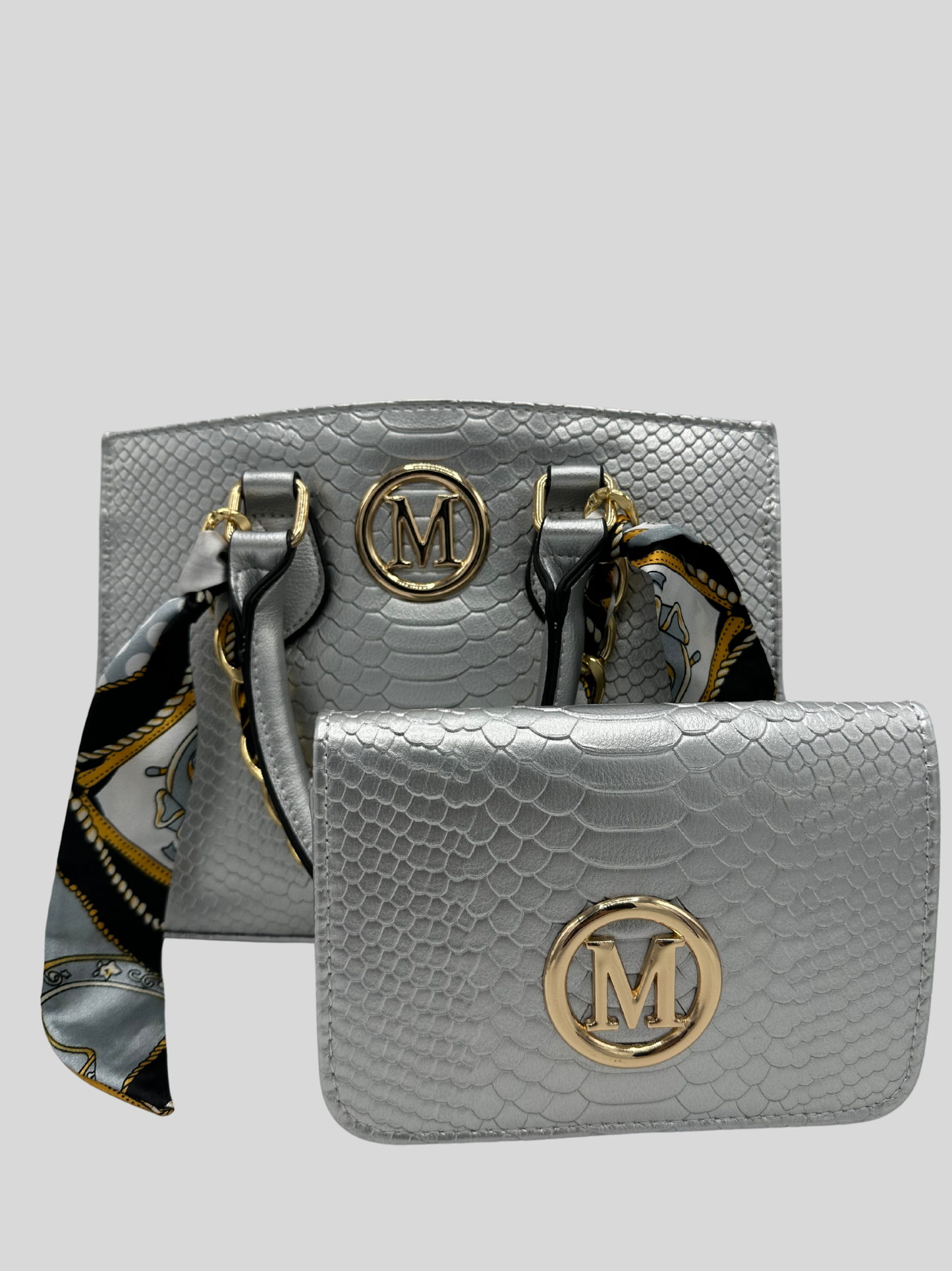 Handtasche mit goldenem "M" und passender Clutch Silber
