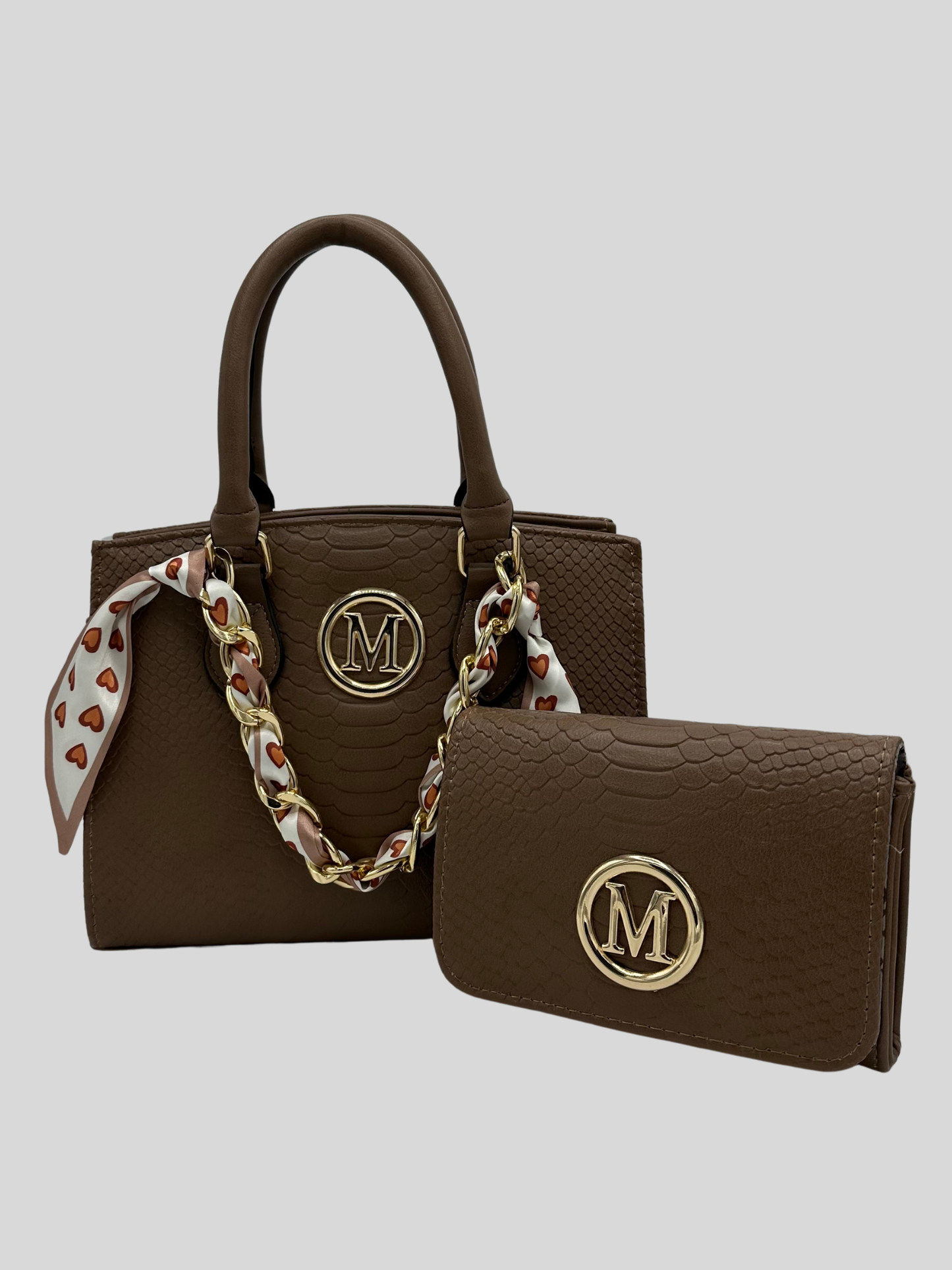 Handtasche mit goldenem "M" und passender Clutch Braun
