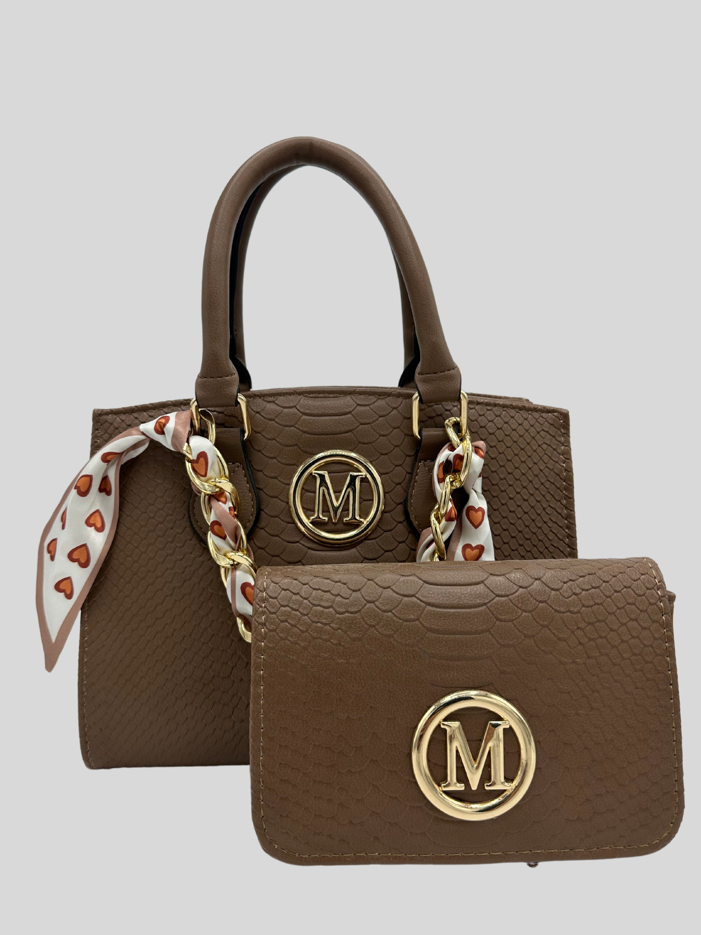 Handtasche mit goldenem "M" und passender Clutch Braun